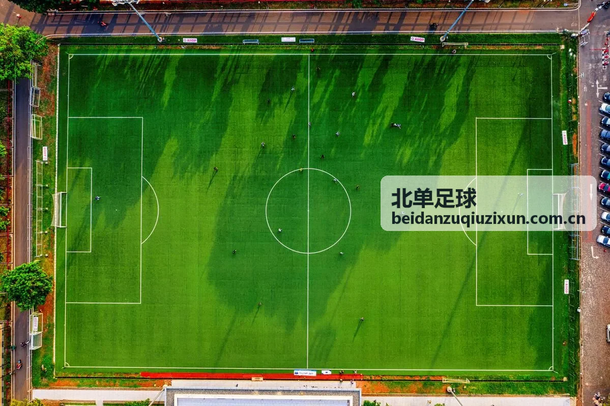 北单足球赛事球员拼抢瞬间